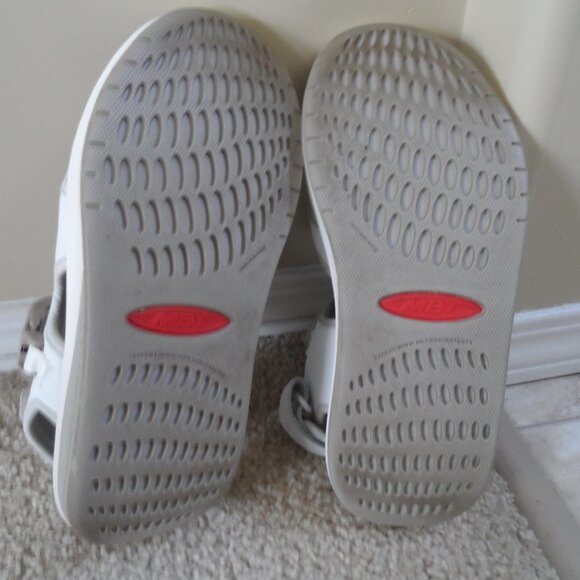 Mbt Kisumu White Sandals - 9/9.5 - Picture 10 of 11